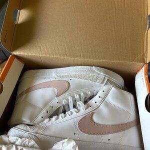 Nike Blazer Mid '77 in White and Pink